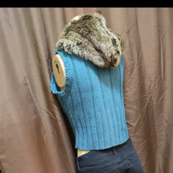 Knitted vest with faux fur lined hood - Picture 4 of 8